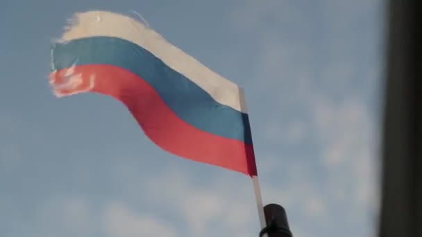 Флаг России летит на ветру — стоковое видео
