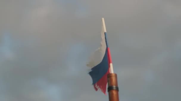 Bandeira da Rússia está voando ao vento — Vídeo de Stock