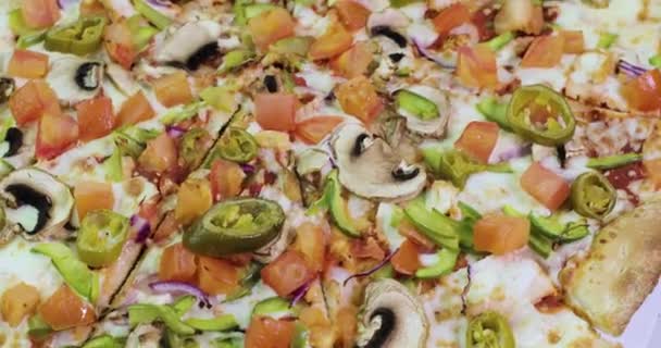 Läckra och aptitretande pizza snurrar närbild video 4k — Stockvideo