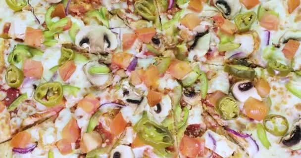Deliziosa e appetitosa pizza è filatura primo piano video 4k — Video Stock
