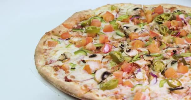 Pyszne i apetycznie pizza jest spinning — Wideo stockowe