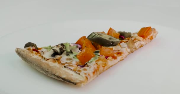 Morceau de pizza tourne autour de son axe — Video