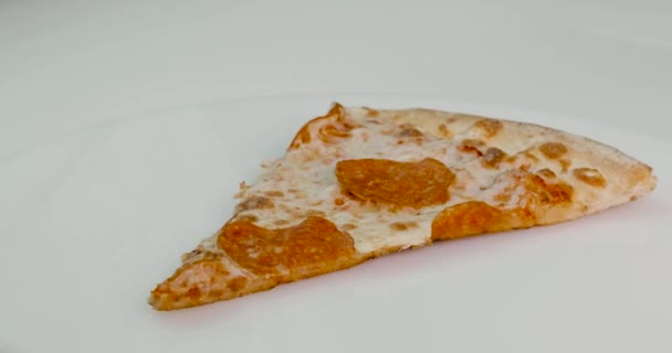 Stück Pizza dreht sich um die eigene Achse — Stockvideo