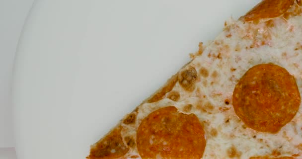 Kawałek pizzy obraca się wokół własnej osi — Wideo stockowe