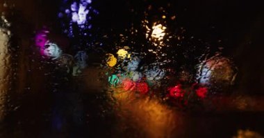 Geceleri camına yağmur damlaları