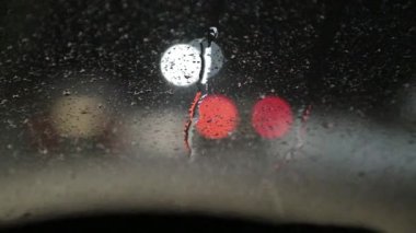 Geceleri camına yağmur damlaları