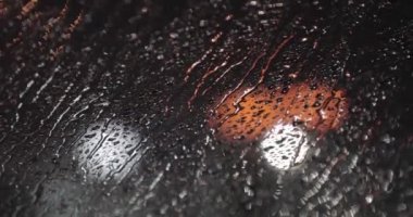 Geceleri camına yağmur damlaları