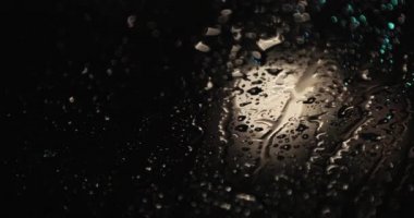 Geceleri camına yağmur damlaları