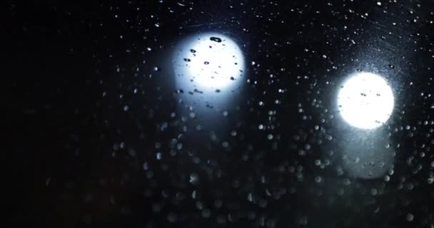 Σταγόνες της βροχής στο γυαλί τη νύχτα — Αρχείο Βίντεο