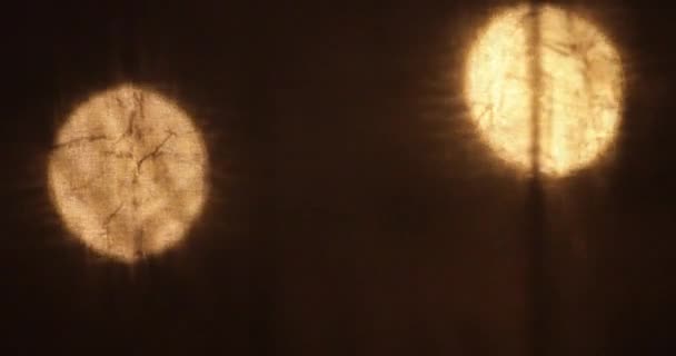 Luce sfocata delle lanterne di notte fuori dalla finestra — Video Stock