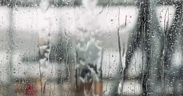 Close-up waterstroom op glas — Stockvideo