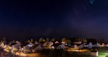 Yıldızlı gökyüzü evleri timelapse video Kerava, Finlandiya