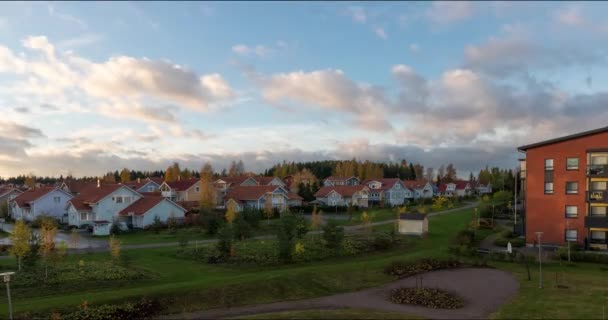 Movimiento de nubes sobre los edificios timelapse vídeo de verano Kerava Finlandia — Vídeo de stock