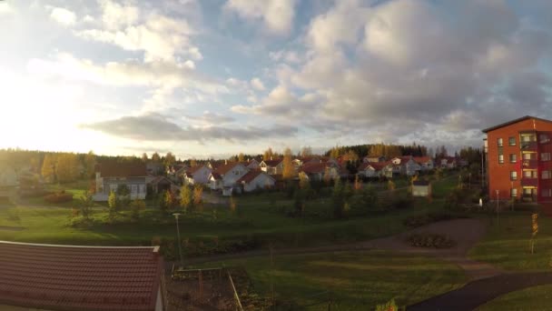 Movimiento de nubes sobre los edificios timelapse vídeo de verano Kerava Finlandia — Vídeos de Stock