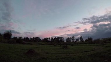 bulutlar akşam timelapse video alanında üzerine getirin