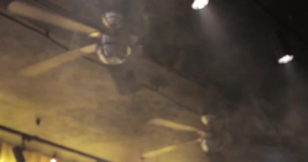 ventilador de techo en un cuarto oscuro oscuro — Vídeo de stock ... ventilador de techo en un cuarto oscuro oscuro — Vídeo de stock ...