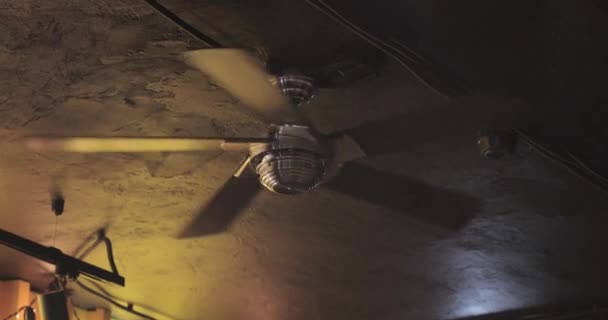 Ventilateur de plafond dans une pièce sombre — Video