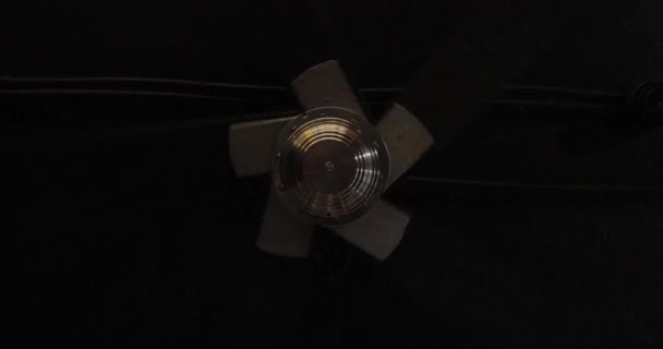 Вентилятор стелі в темній кімнаті. вид знизу — стокове відео