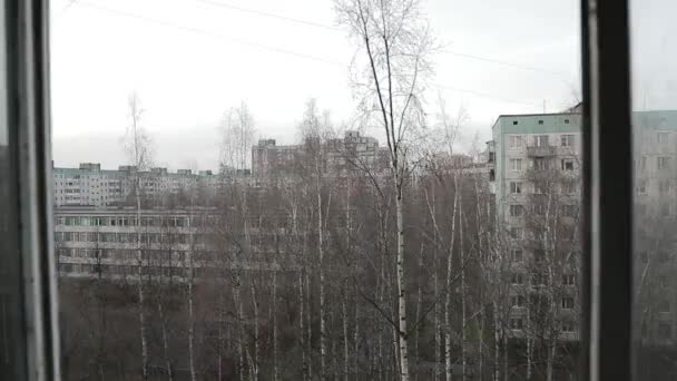 Vista desde una ventana en un barrio turbulento — Vídeos de Stock