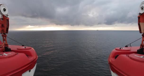 Ostsee bei trübem Wetter von der Seite der Fähre — Stockvideo