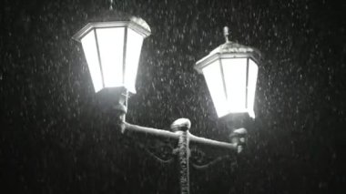 gece kar yağışı altında eski sokak lambası