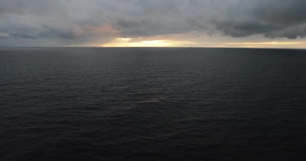 Ostsee bei trübem Wetter von der Seite der Fähre — Stockvideo