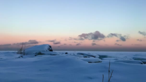 Felhők áttérni a hóval borított területen Waters & sirályok videó — Stock videók