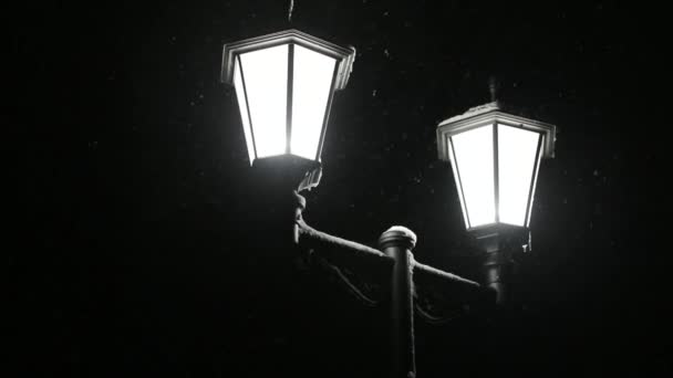 Vieux lampadaire sous une chute de neige la nuit — Video