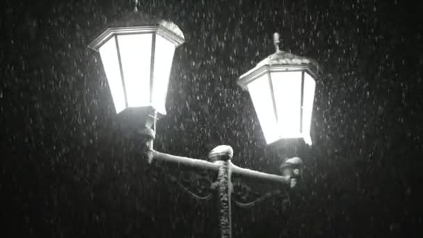 Oude straat lamp onder een sneeuwval in de nacht — Stockvideo