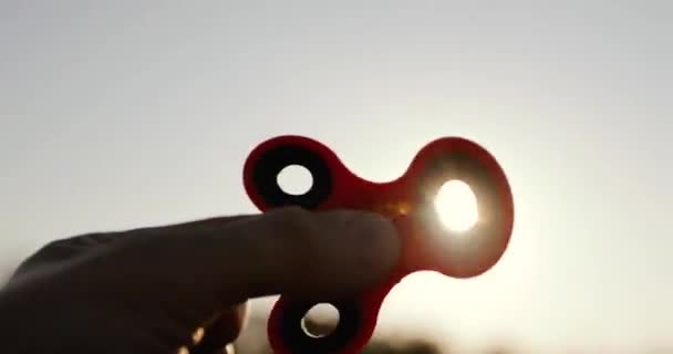 spinner tourne dans la main en été 