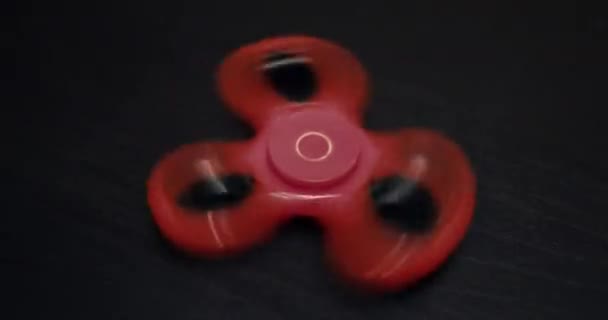 spinner tourne sur une surface en bois 