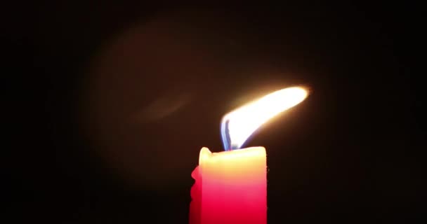 bougie rouge souffle le vent dans l'obscurité 