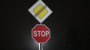 ağır çekimde karda ana yolun sonuna dur işareti