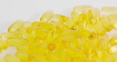 Balık yağı birçok tablet kendi ekseni etrafında spin