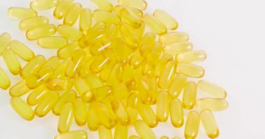 Balık yağı birçok tablet kendi ekseni etrafında spin