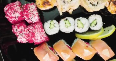 kendi ekseni dönen rulo suşi kümelerinin büyük tabak