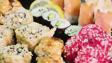 kendi ekseni dönen rulo suşi kümelerinin büyük tabak