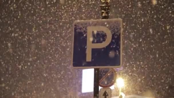 Signo de aparcamiento en la nieve en cámara lenta — Vídeos de Stock