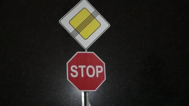 stop fin de la route principale dans la neige au ralenti 