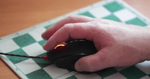 Ratón de ordenador en la mano — Vídeo de stock