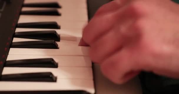 Hombre juega un primer plano en un sintetizador — Vídeo de stock
