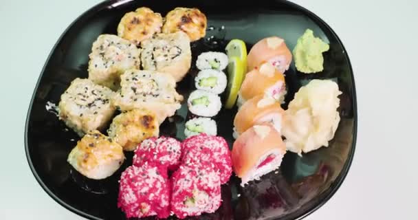Σετ μεγάλο πιάτο σούσι κυλίνδρους που γυρίζει γύρω από τον άξονά — Αρχείο Βίντεο