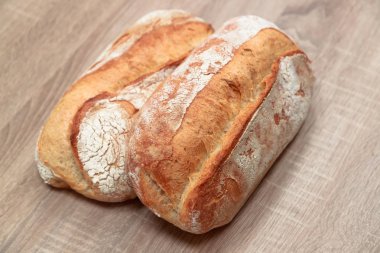 iki lezzetli hafif ahşap arka plan üzerinde ekmek