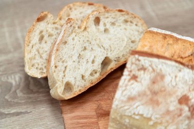 pişmiş ekmek ve kıyılmış adet beyaz