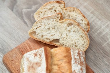 pişmiş ekmek ve kıyılmış adet beyaz
