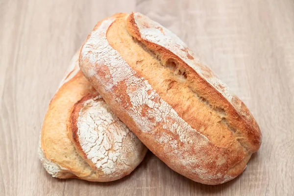 Två läckra bröd på en trä bakgrund — Stockfoto