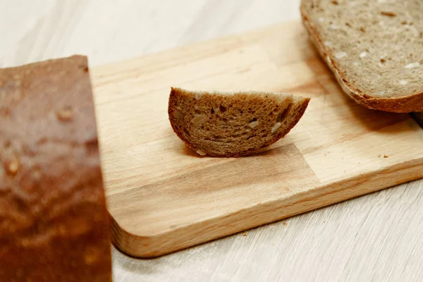 Kilka plasterków i kawałki posiekane czarny chleb — Zdjęcie stockowe