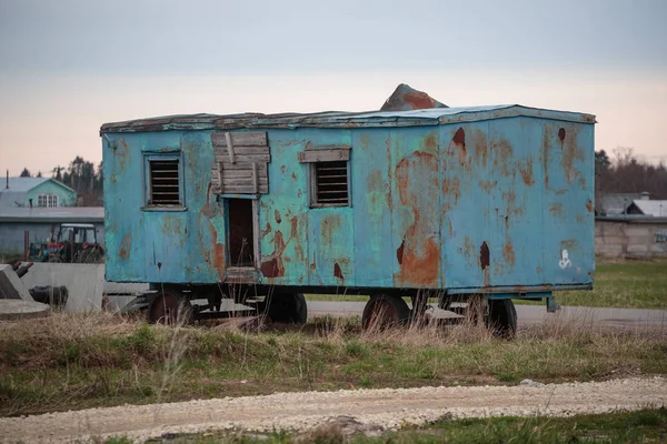 Blue and rusty cabins in the field — Stock Photo, Image