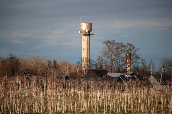 Torre de água no campo — Fotografia de Stock