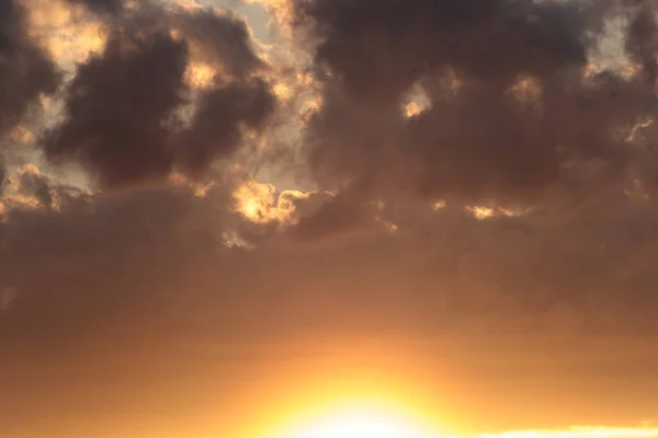 Wolken in de hemel bij zonsondergang tijd — Stockfoto